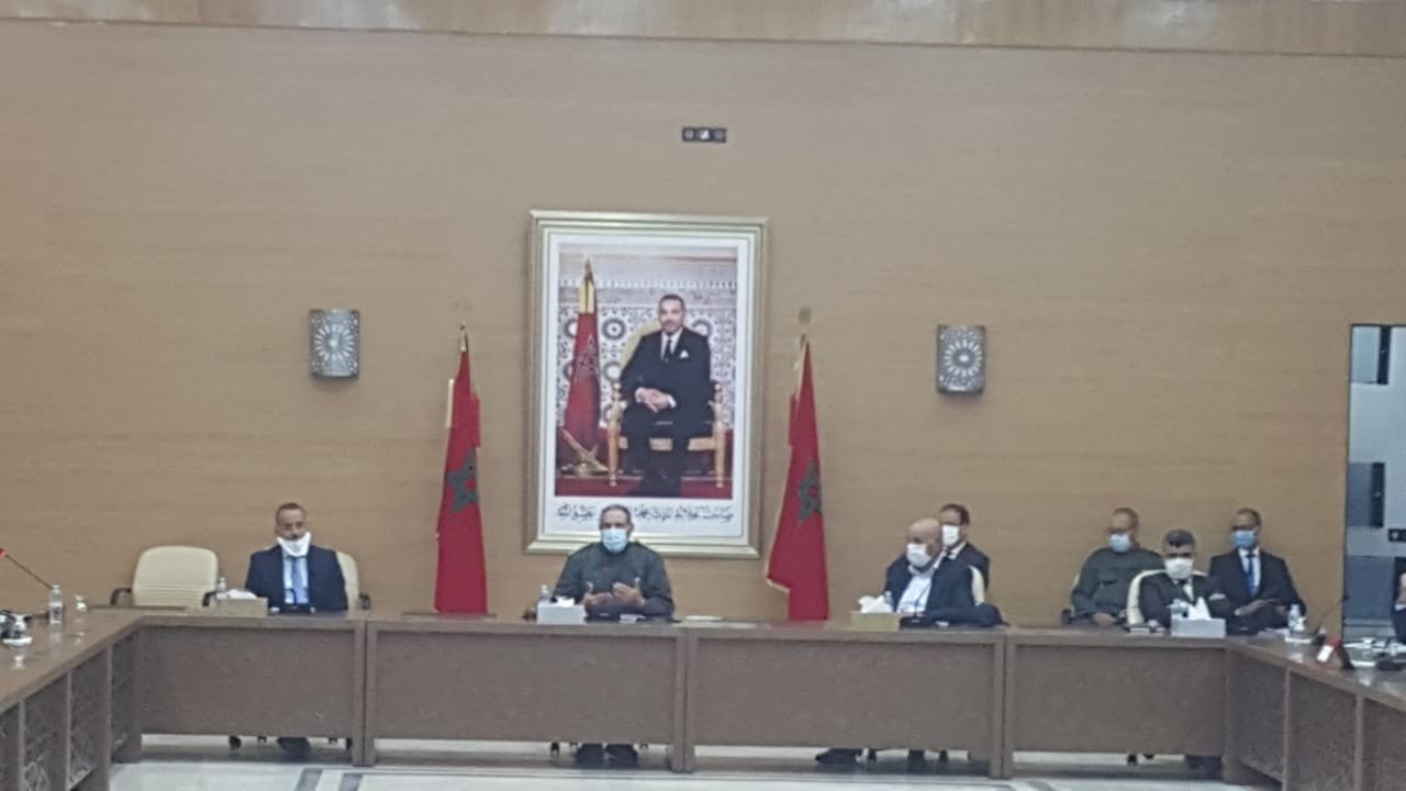 والي جهة العيون الساقية الحمراء يترأس إجتماع حول بروتوكول إستئناف عمل الوحدات الصناعية بالمرسى، االتفاااصيل.