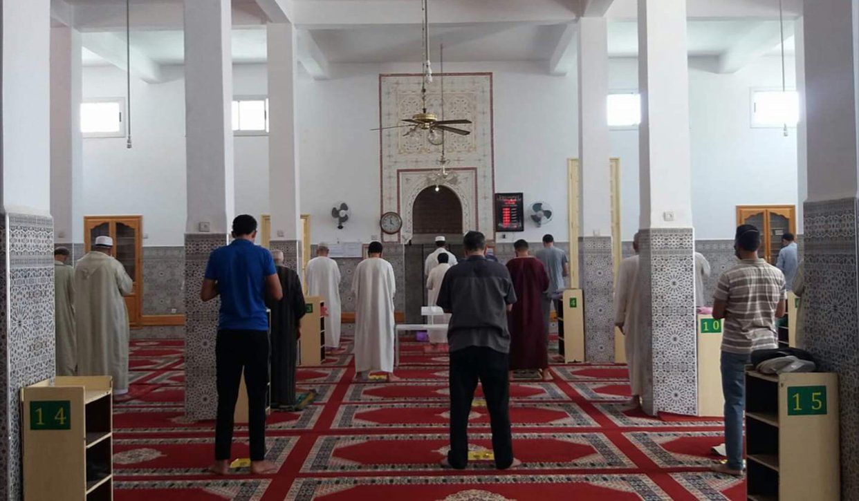 بعد أربعة أشهر من الإغلاق ..إستئناف الصلاة بالمساجد وتقيد صارم بالتعليمات