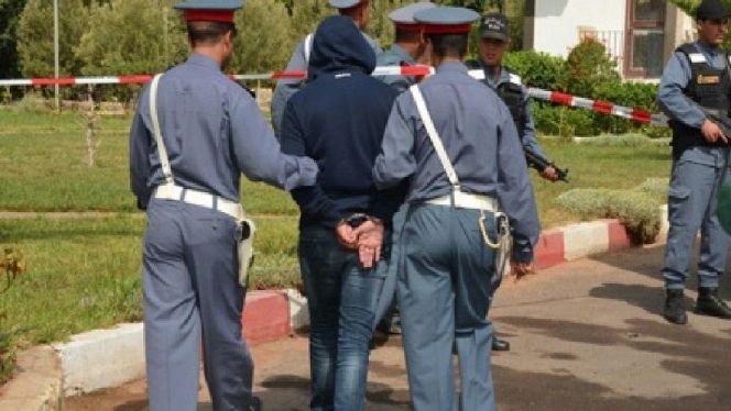 بتهمة تزوير الأموال.. إعتقال ثلاثة أشخاص من بينهم شرطي وفتاة