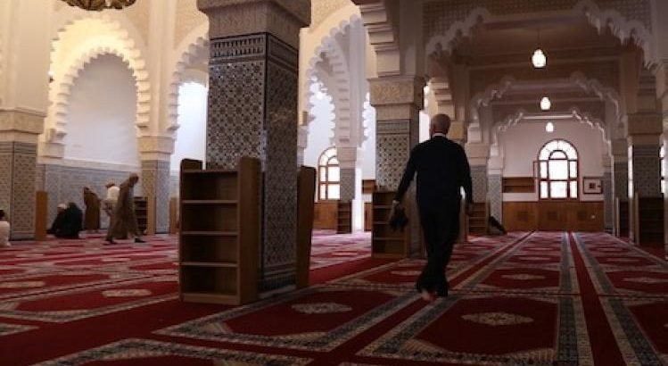 وزارة الأوقاف تسمح باستئناف قراءة الحزب الراتب عقب صلاتي الصبح والمغرب