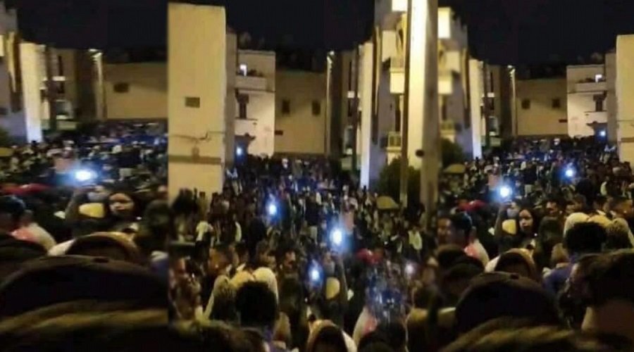 مئات الأشخاص يخرقون “الطوارئ” للاحتفال بـ”بوجلود” في أكادير
