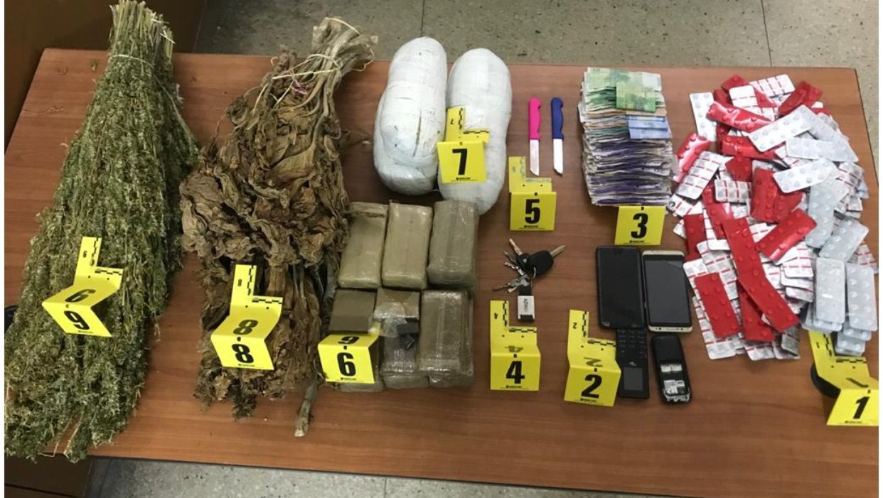 العيون ..توقيف شخص للاشتباه في تورطه في قضية تتعلق بحيازة وترويج المخدرات والمؤثرات العقلية والمشروبات الكحولية بدون رخصة.