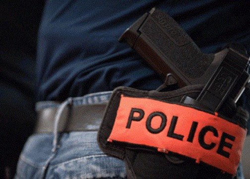 طنجة .. مفتش شرطة يضطر لاستعمال سلاحه الوظيفي لتوقيف شخص عرض سلامة المواطنين وعناصر الشرطة لاعتداء خطير