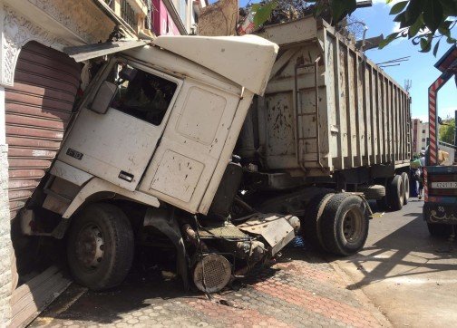 خطير.. شاحنة من الحجم الكبير تقتحم منزلا بمدينة الدار البيضاء