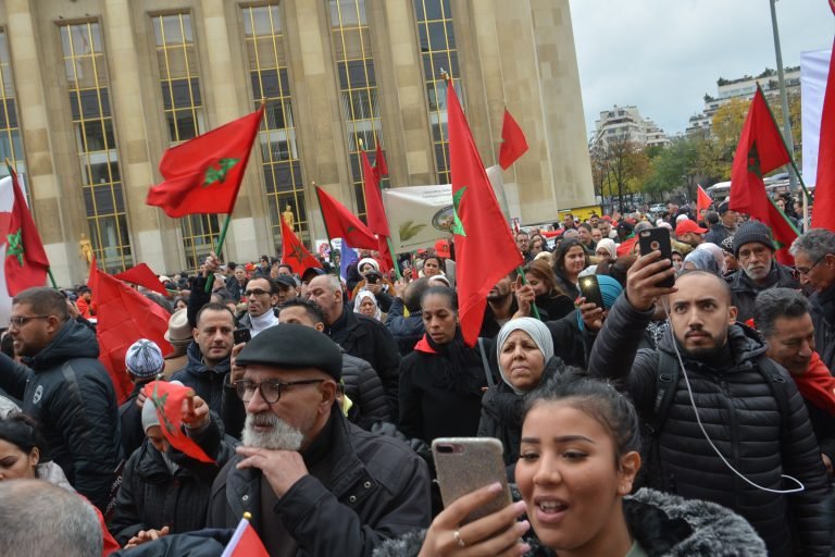 مغاربة فرنسا يحذرون من أي محاولة لتوظيفهم