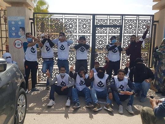إحتجاج معطلين في مقر جهة الداخلة مطالبين من الجهات المعنية بتحسين أوضاعهم