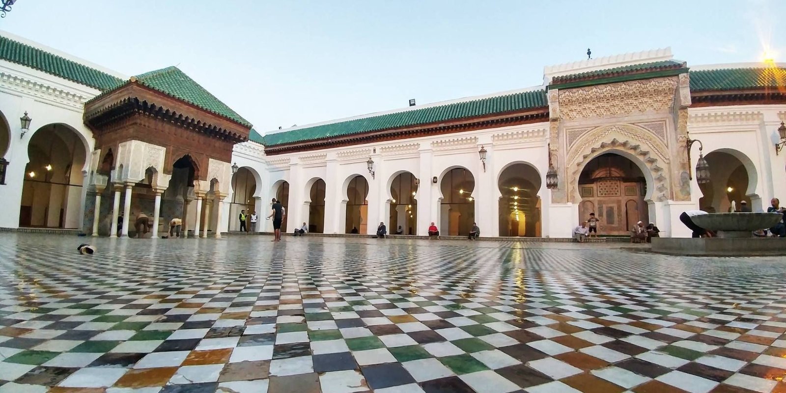 جامعة القرويين تعتمد التعليم عن بعد