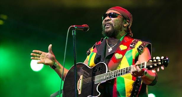 وفاة مغنّي الـ ريغي التاريخي توتس هيبرت