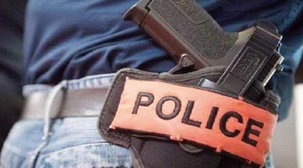 الدار البيضاء .. موظف شرطة يضطر لاستعمال سلاحه الوظيفي لتوقيف شخص عرض عناصر الشرطة للخطر