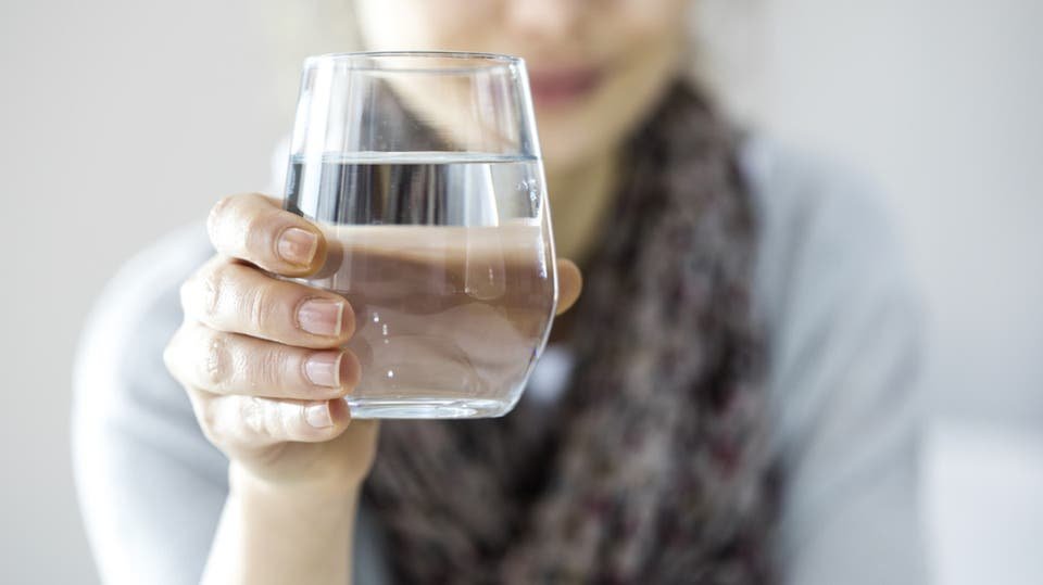 إليك أسباب تجعلك تشرب الماء طيلة اليوم..