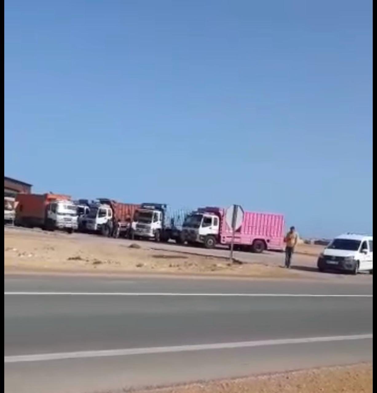 الداخلة: السلطات المحلية تصر على تنزيل القانون 13-113 وترفض ولوج شاحنات الأغنام من المدن الأخرى إلى مراعي الجهة.