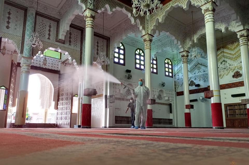 ساعات قبل افتتاح المساجد لخطبة الجمعة.. جماعة العيون تطلق حملة تعقيم واسعة
