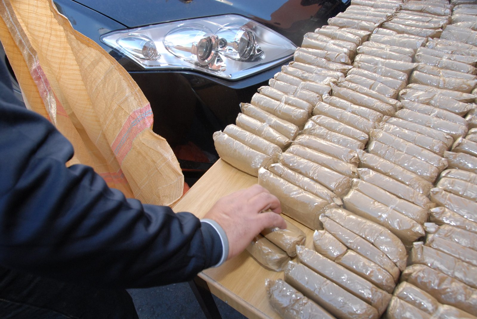 أكادير .. توقيف شخص للاشتباه في تورطه في تهريب 880 كيلوغراما من مخدر الشيرا