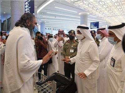 بالصور… وصول أول فوج من المعتمرين من خارج السعودية