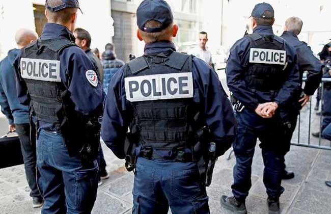 الشرطة الفرنسية تلقي القبض على رجل مسلح بساطور وسط باريس