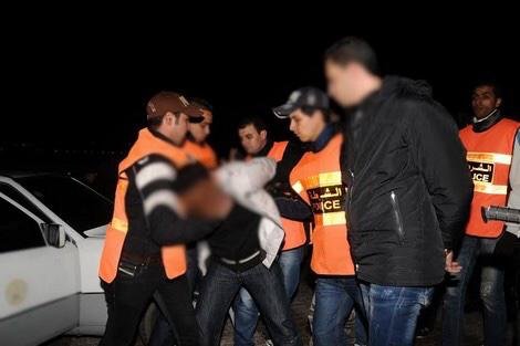 إيقاف عصابة من 5 أفراد متخصصة في السرقة بالعنف بالعيون