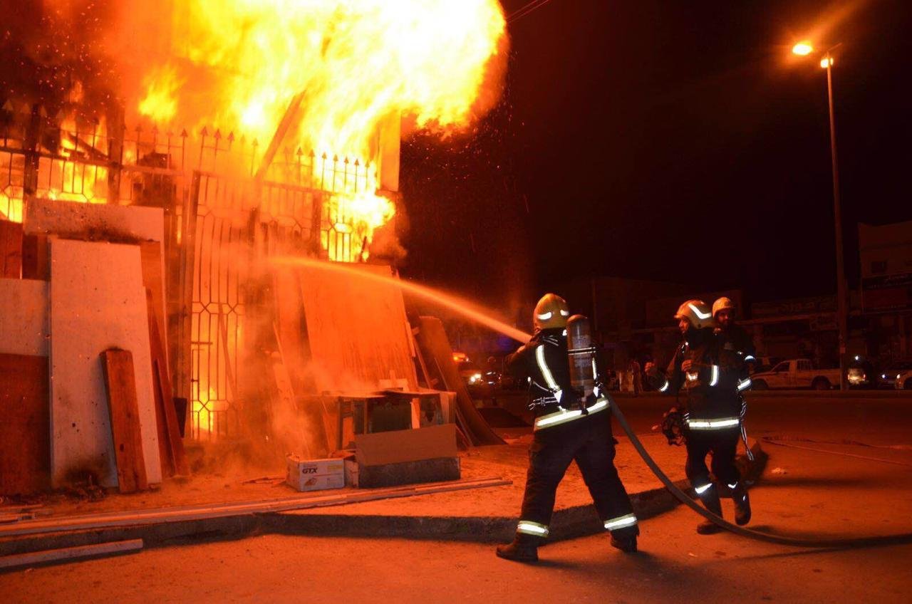 حريق مهول خلف أحد الأسواق الممتازة بإنزكان.