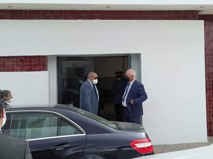 والي جهة الداخلة واد الذهب وعامل إقليم أوسرد يقفان على إنسيابية الحركة في معبر الكركرات.