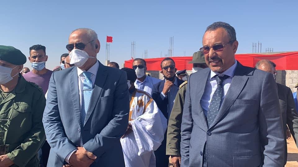 والي الجهة مرفوقا برئيس جهة الداخلة واد الذهب يزوران لورش بناء 50 وحدة سكنية بمركز بئرنزران الذي يشرف عليه المجلس الجهوي.