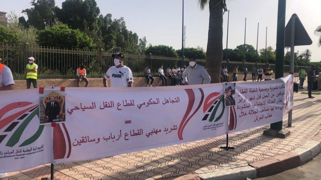 مهنيو النقل السياحي يطالبون الحكومة بتنزيل قرار تعليق سداد القروض .