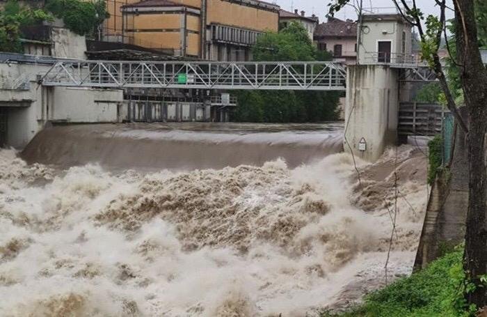 إيطاليا : فيضانات مفاجئة تسبب في قتلى ومفقودين .