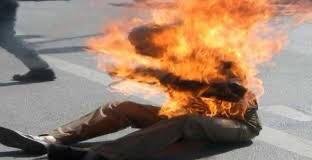 مأساة…أب لأربعة أطفال يضرب النار في جسده والسبب !!