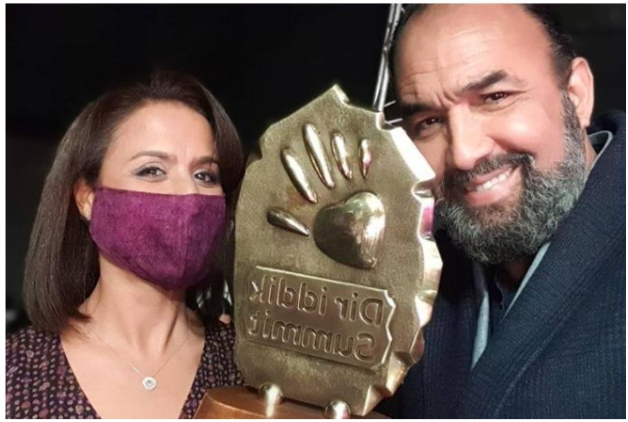 الفنان المغربي رشيد الوالي يفوز بجائزة ”دير ايديك”.