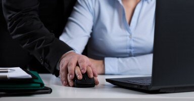 موظفة تجر مدير مؤسسة إلى القضاء بسبب التحرش الجنسي.