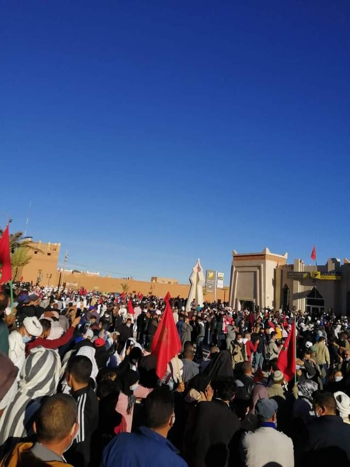 ساكنة جهة الداخلة – وادي الذهب تحتفي بقرار الولايات المتحدة الاعتراف بسيادة المغرب على صحرائه
