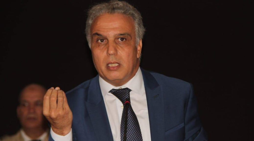 في التفاتة غير مسبوقة تنم عن المفهوم الجديد للسلطة عامل اقليم خريبكة تنقل لأخذ بصماته من أجل تجديد بطاقته الوطنية