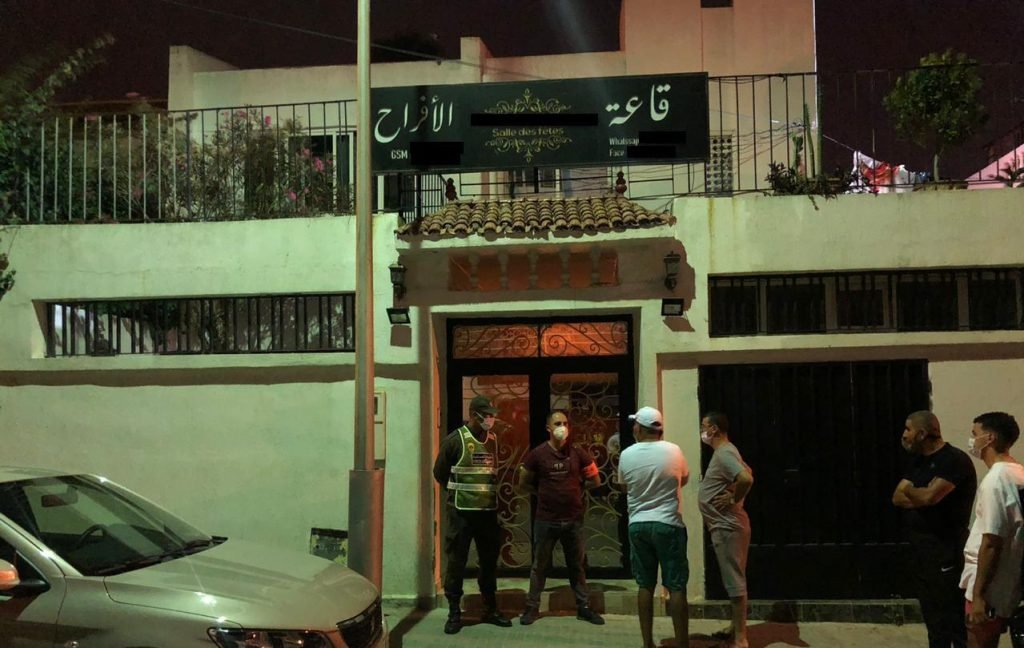 *السلطات المحلية لطنجة تداهم قاعة افراح وتوقف العروسين*