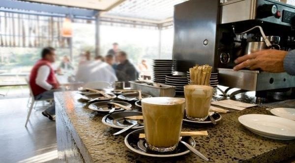 *الجمعية الوطنية لأرباب المقاهي والمطاعم بطنجة أصيلة تحدد توقيت إغلاق المقاهي*