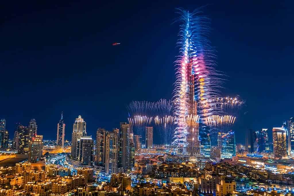 الانتشار السريع لسلالة كورونا الجديدة  لم يمنع دبي من  دعوة اكثر من 50 ألف شخص من أنحاء العالم للمشاركة باحتفالات رأس السنة 2021