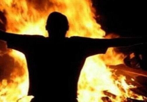 مؤلم ستيني يشتغل مرشدا سياحيا يضرم النار في جسده