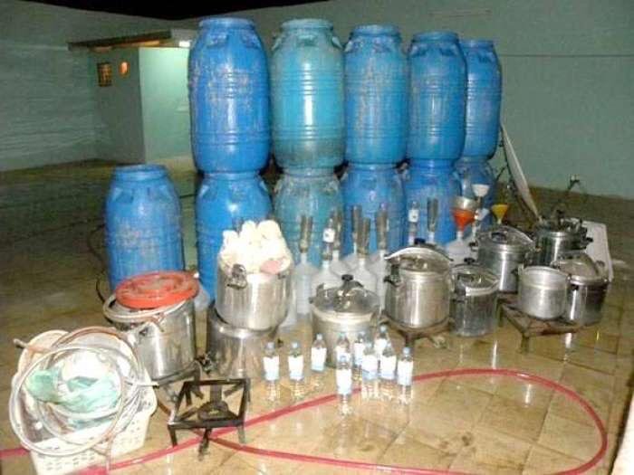 إيقاف مبحوث عنه وتفكيك معمل لتقطير “المحيا”