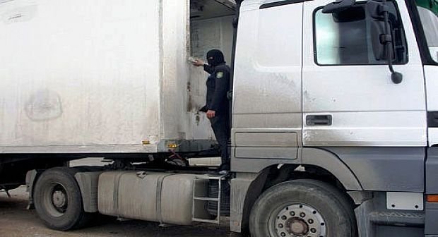 توقيف سائق شاحنة في حالة سكر متقدمة ينقلب على الطريق مخلفا خسائر مادية جسيمة ب 12 سيارة
