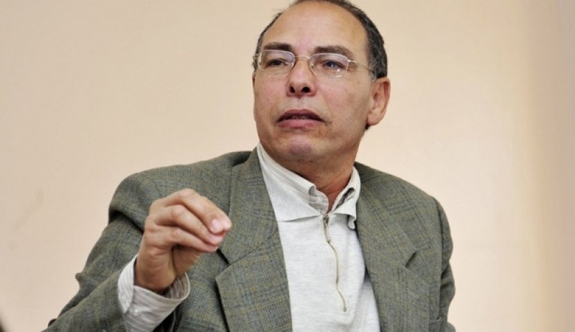 اعتقال الحقوقي المعطي منجب بسبب تورطه في قضية اختلاس