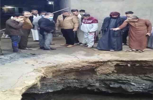 الأرض تنشق وتبتلع سيارة ومصرع سائقها بمصر (صور)