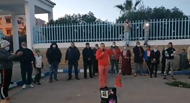 العشرات من ساكنة مدينة أزمور تخرج للإحتحاج لهذا السبب