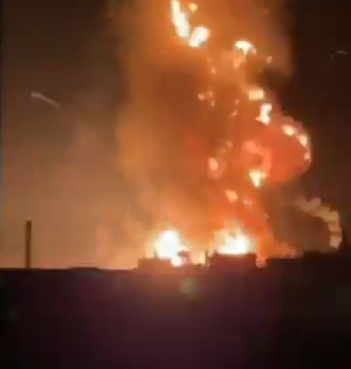 لبنان: انفجار خزانات للغاز والمازوت في منطقة القصر الحدودية مع سوريا…
