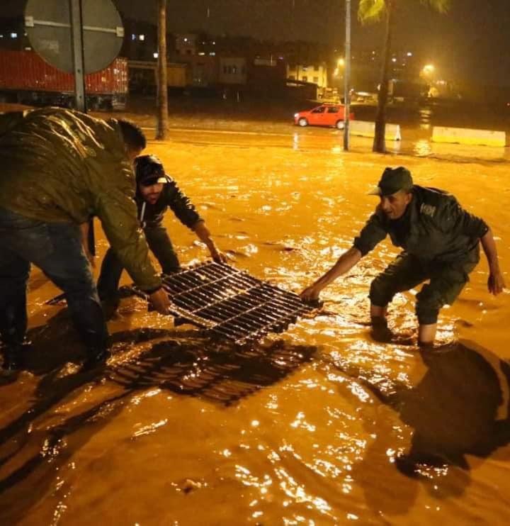 سكان الدار البيضاء يستنجدون من ”الفيضان”.