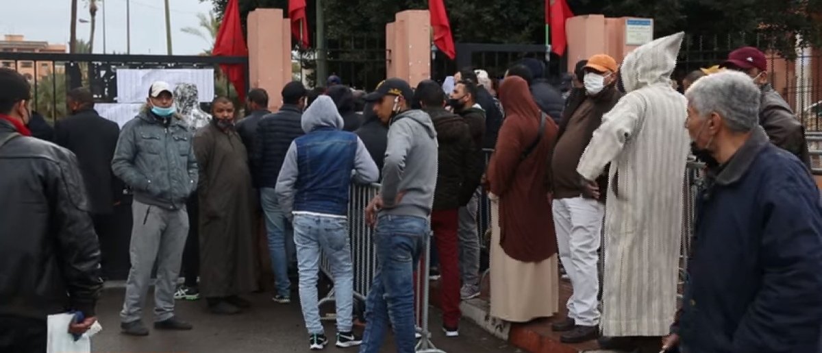 في زمن كورونا.. تجمهر وإحتقان بسبب سوء خدمات مركز تسجيل السيارات