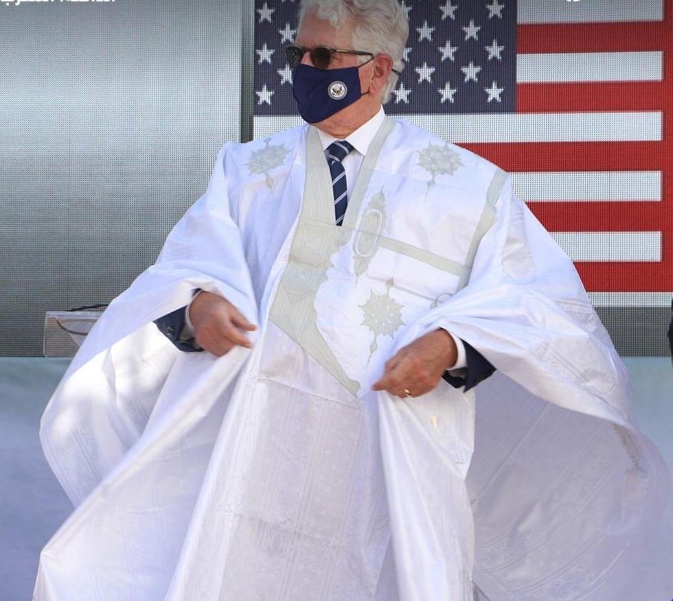 من الداخلة..”ديفيد فيشر” بالزي الصحراوي يوجه شكره لجلالة الملك محمد السادس