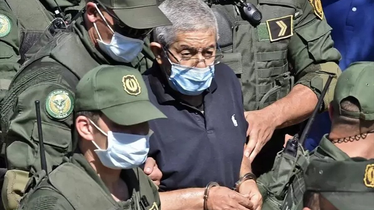 رئيس الحكومة الجزائري الأسبق اويحيى يفجر فضيحة أثناء محاكمته..