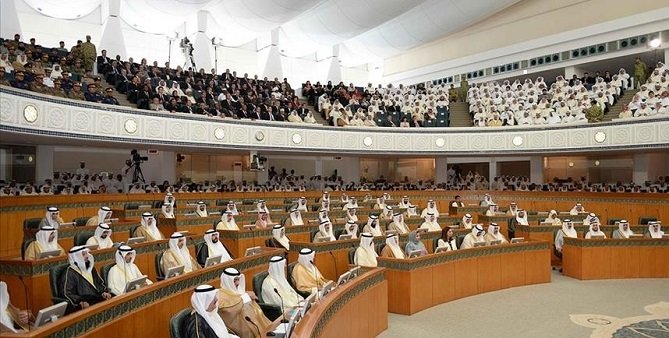 الحكومة الكويتية تقدم استقالتها قبل أقل من شهر على تشكيلها .
