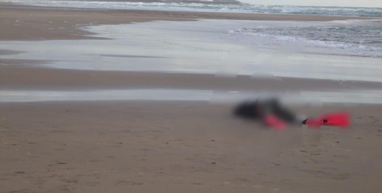 أمواج البحر بأكادير يلفظ جثة شخص مجهول الهوية.. والسلطات تحقق.
