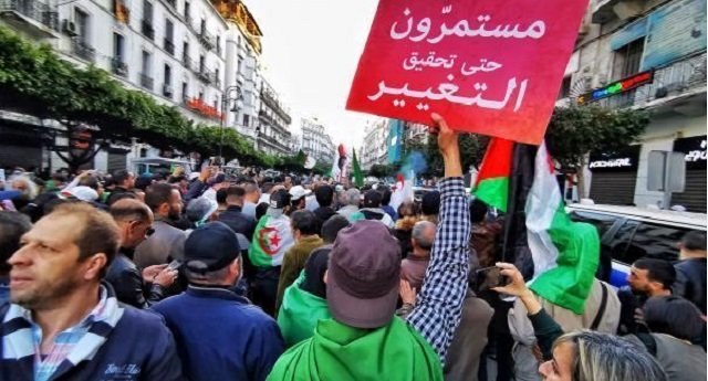 الجزائر.. هاشتاغ “خارج مش خايف” يدعو لعودة “الحراك”