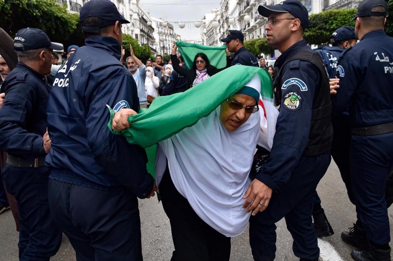 الإعلام الإسباني: استمرار اعتقال وإدانة نشطاء حقوق الإنسان في الجزائر.