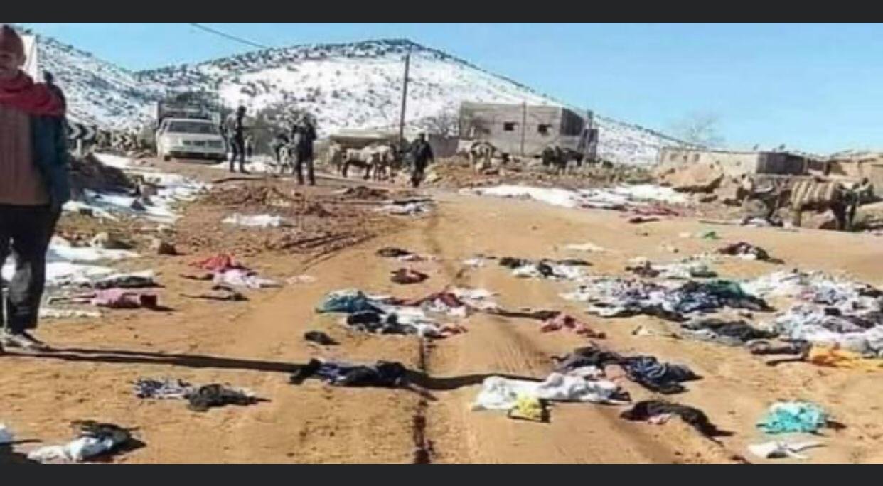 بدعوى أنها “حوايج الجوطية”..ساكنة بأزيلال ترمي بملابس المساعدات (صورة)