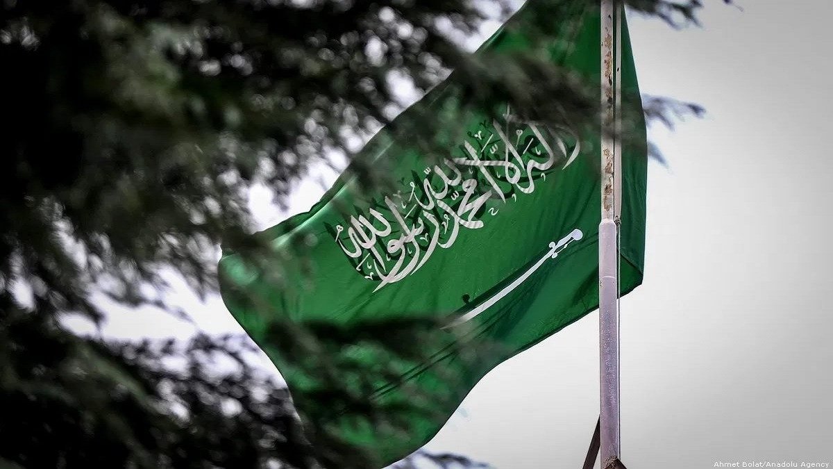 كاتب سعودي يثير الجدل بمطالبته إزالة السيف من علم المملكة